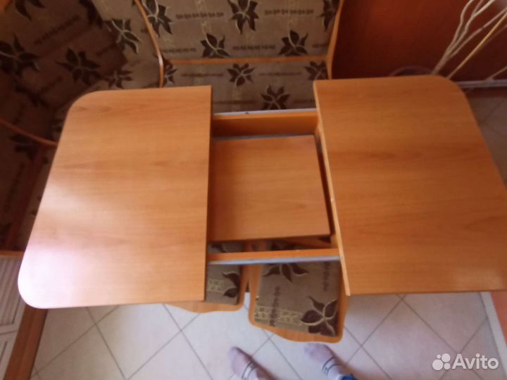 Кухонный уголок и стол и стулья