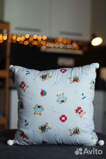 Подушки с помпонами, расцветки разные, 35*35 см