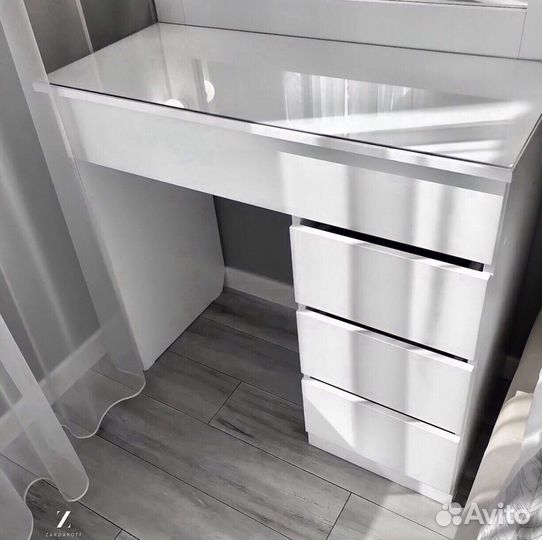 Гримёрный столик визажиста с гримерным зеркалом