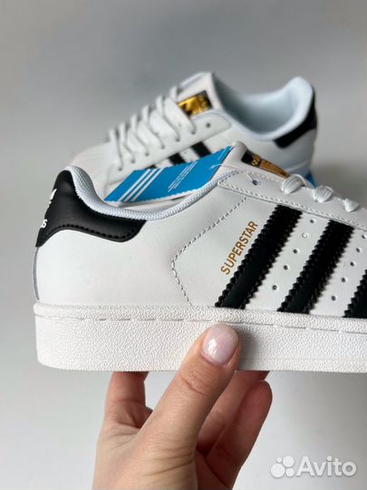 Adidas superstaR