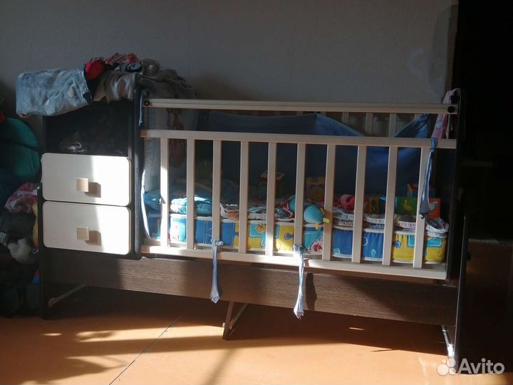 Детская кроватка с маятником и ящиками