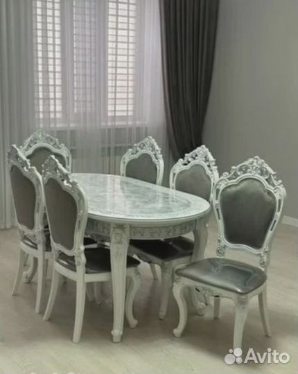 Кухонный стол и стулья в комплекте