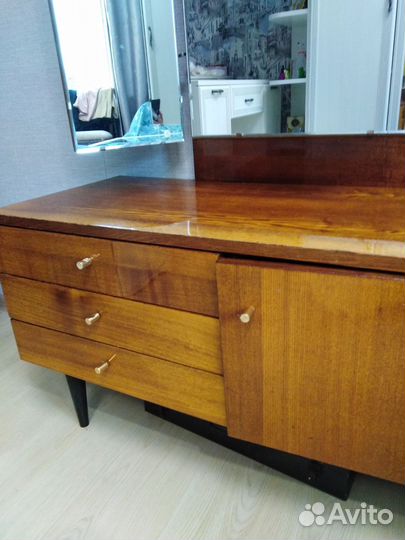 Трюмо с зеркалом