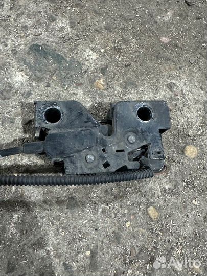 Замок капота Volkswagen Crafter 2