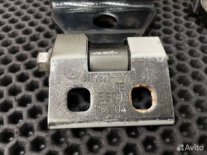 Петля двери передняя правая Bmw X3 E83