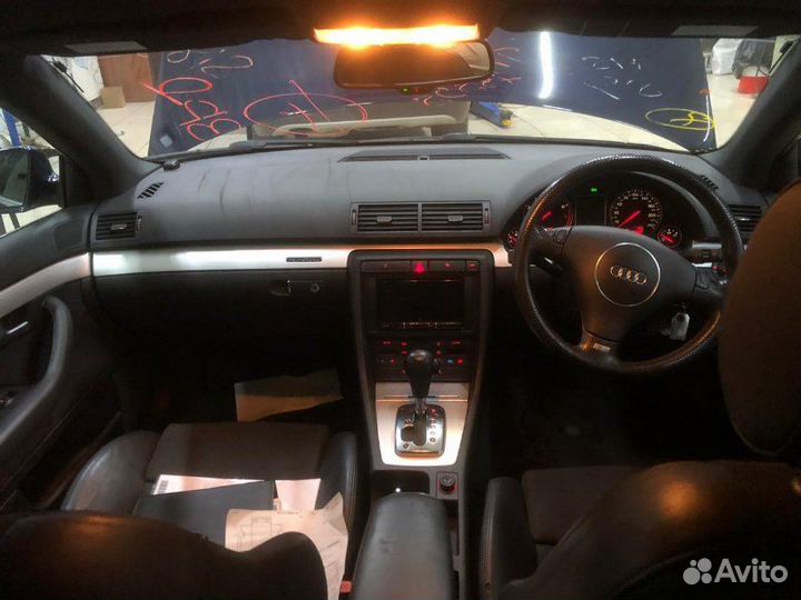 Уплотнитель стекла передний левый Audi A4 B6 AMB