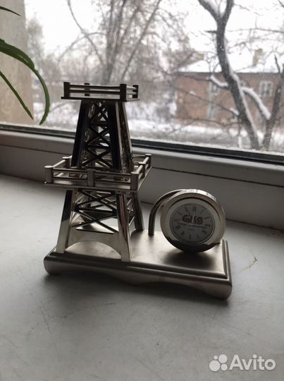 Сувенир из металла с часами