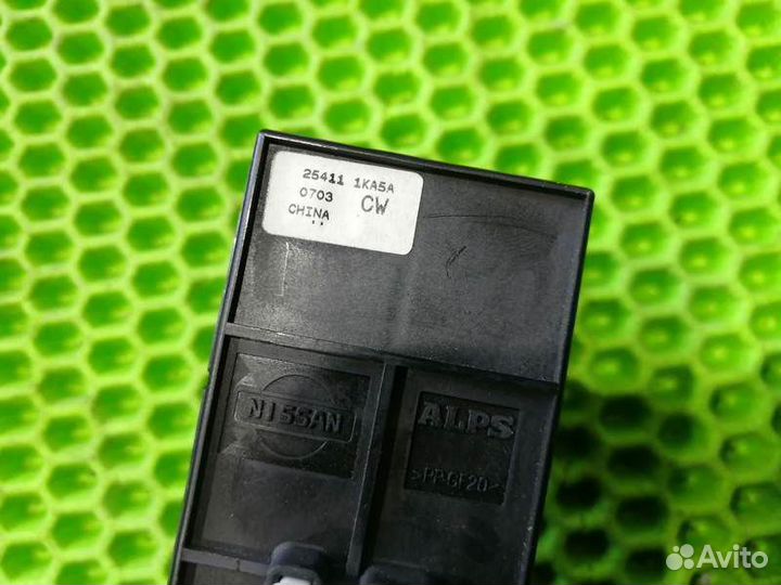 Кнопка стеклоподъемника Nissan Juke F15