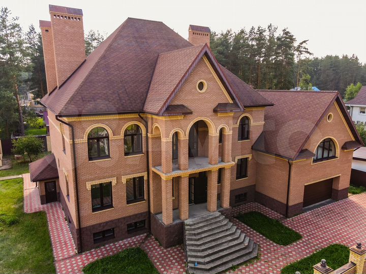 Дом 872,9 м² на участке 18,3 сот.