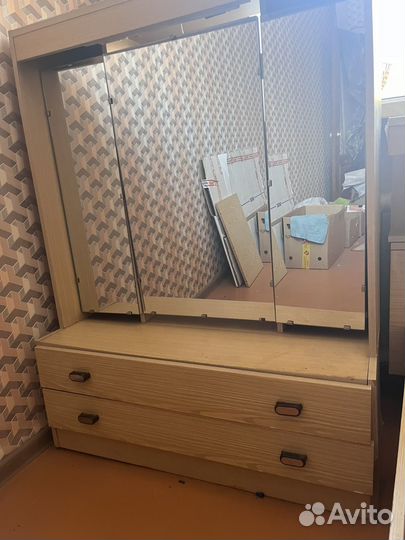 Трюмо с зеркалом