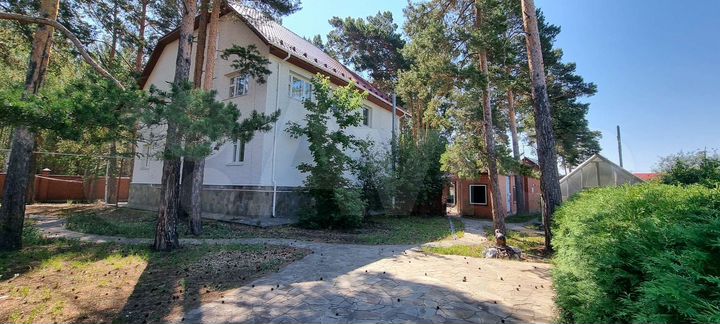 Коттедж 415 м² на участке 12 сот.