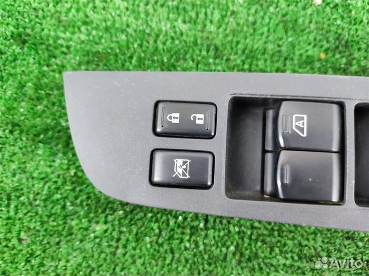 Блок управления стеклоподъемниками Nissan Tiida 2