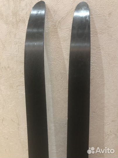 Лыжные ботинки и лыжи