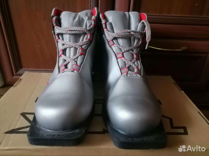 Лыжные ботинки, лыжи