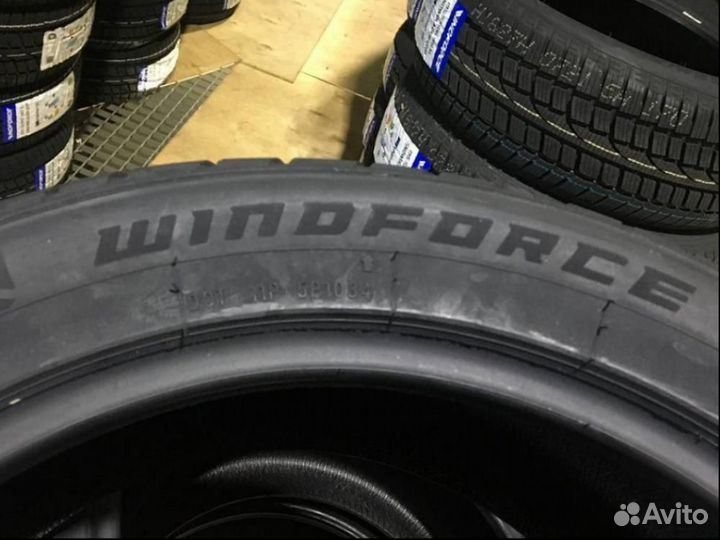 Windforce Snowblazer UHP 275/40 R20 106V