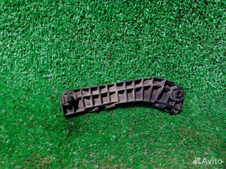 Кронштейн переднего бампера правый Toyota Camry XV