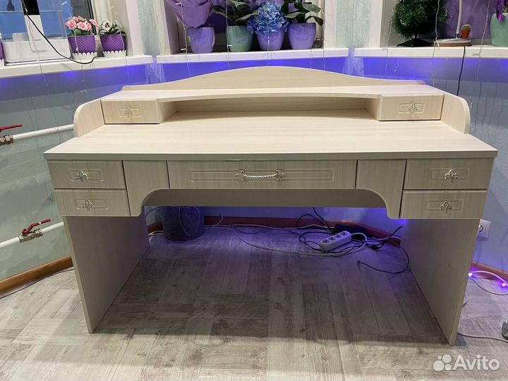 Компьютерный стол бежевый