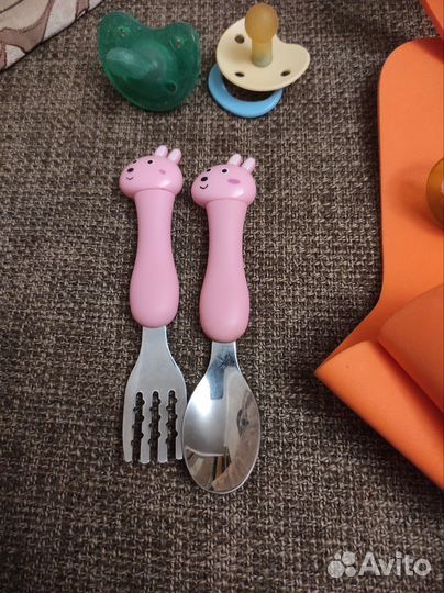 Детский слюнявчик, соски пустышки, ложка, вилка