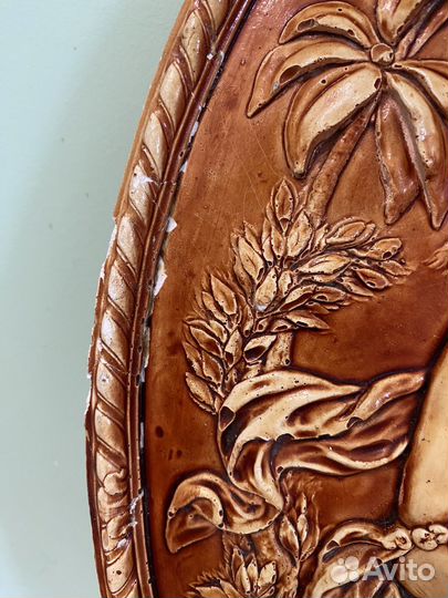 Настенная тарелка барельеф