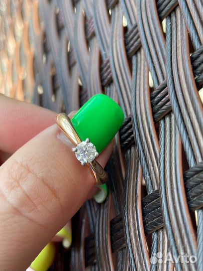 Золотое кольцо с бриллиантом