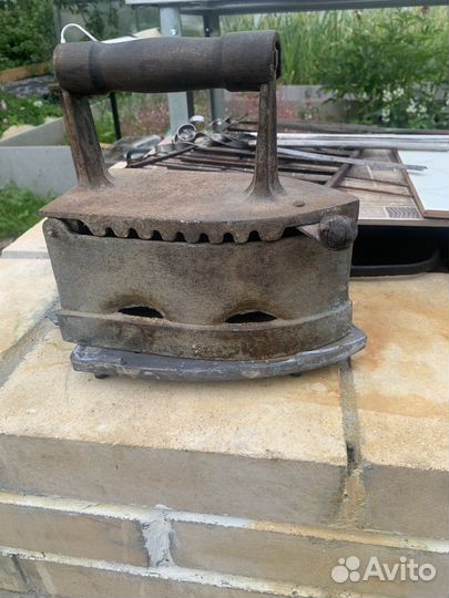 Старинный угольный утюг 