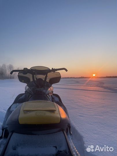 SKI-DOO Summit 800HO