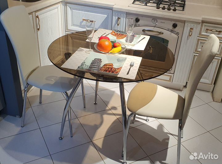 Кухонный стол стеклянный и стулья