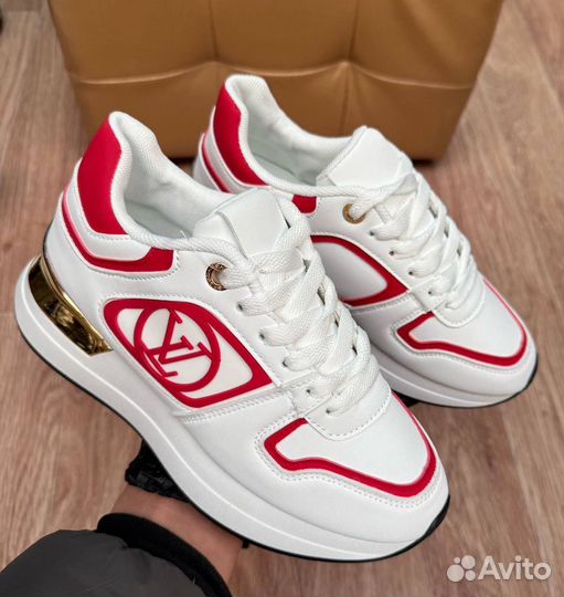 Кроссовки женские