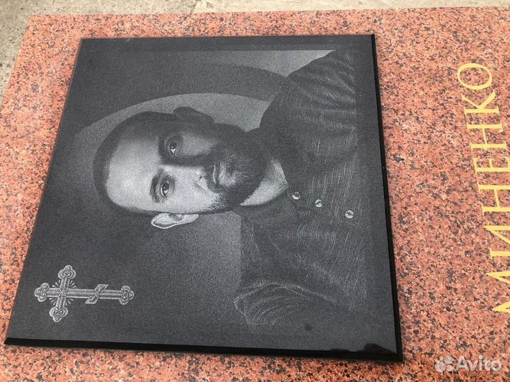 Портреты и художественные работы на памятнике