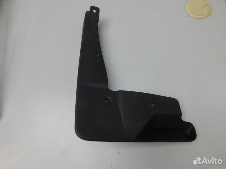 Брызговик передний правый Toyota Camry