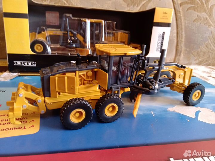 Масштабная модель грейдера John Deere 872