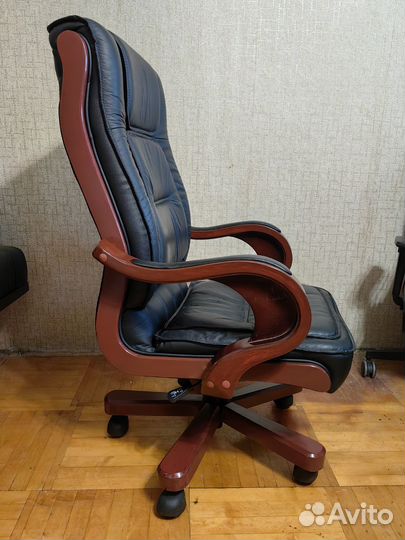 Кожаное кресло руководителя