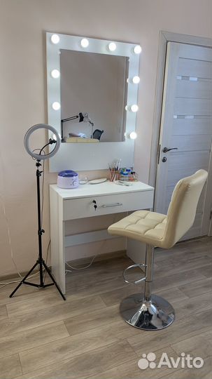 Зеркало со столом для визажиста