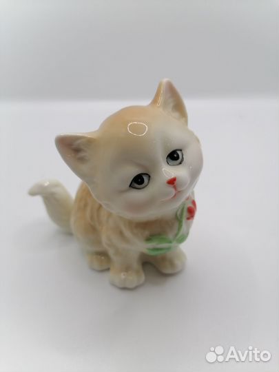 Фарфоровая статуэтка котенок