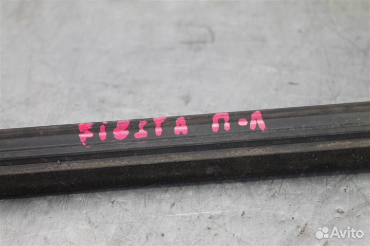 Уплотнитель стекла двери передней левой Ford Fies