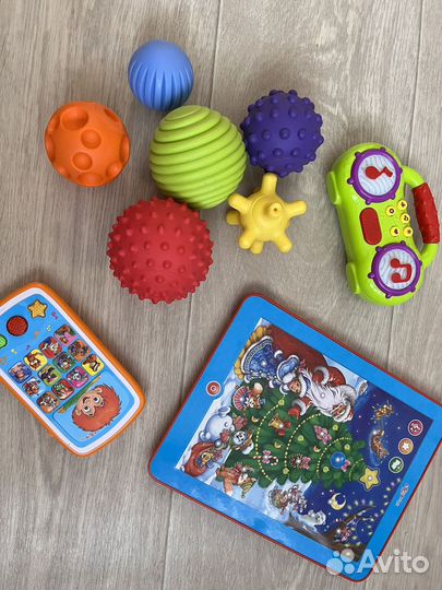 Игрушки и развивающие книжки для малышей