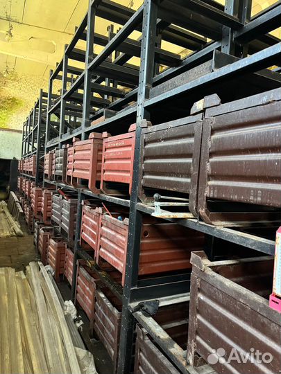 Металлические ящики со стеллажами для них