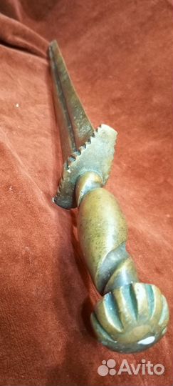 Старинный бронзовый в античном силе