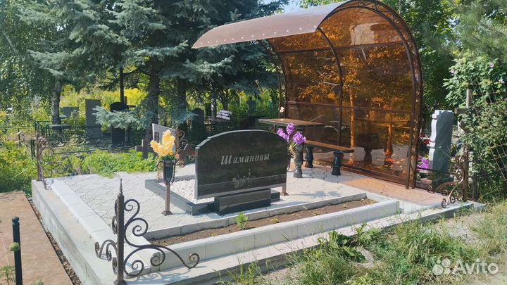 Оградка столик, лавка, крест кованый, плитка навес