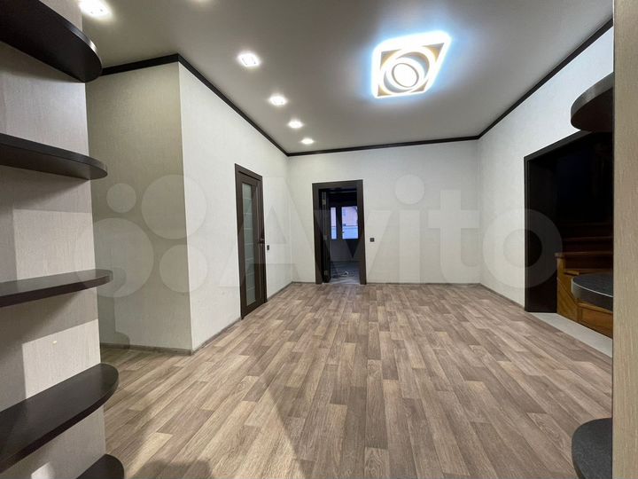 Коттедж 185 м² на участке 4 сот.