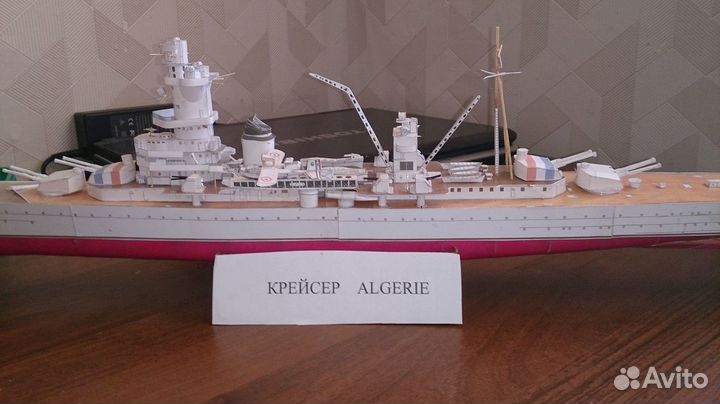 Модель корабля крейсер 