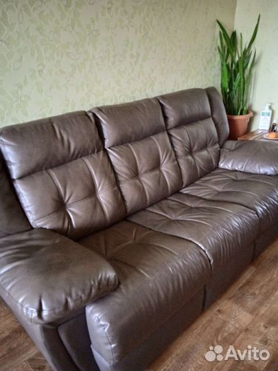 Кожаный диван