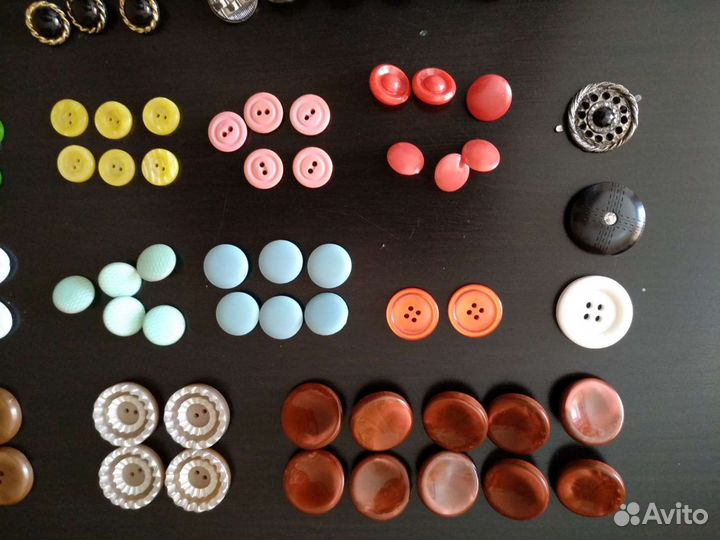 Пуговицы разных цветов и размеров, кнопки, крючки