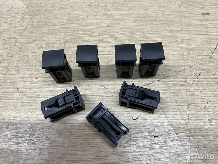 Заглушка кнопки Toyota Camry 75