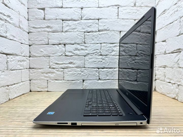 Ноутбук с большим экраном Dell Inspiron 17 P35E