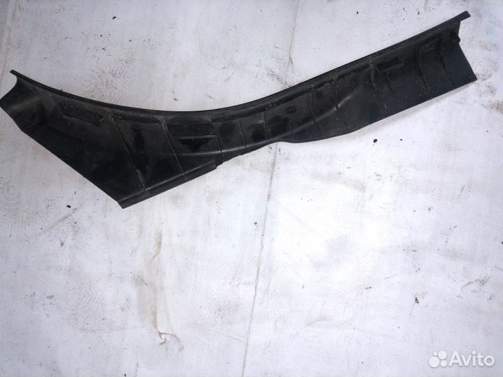 Накладка на порог задняя правая Nissan Primera P12