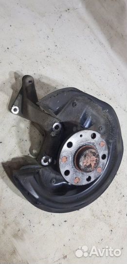 Поворотный кулак задний правый Skoda Yeti