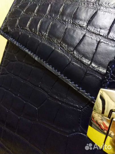 Швея кожаных сумок