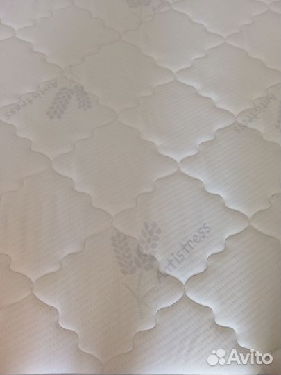 Кровать с матрасом