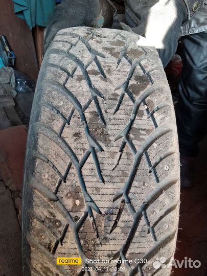 Royal Black Royal Stud 235/70 R16 109